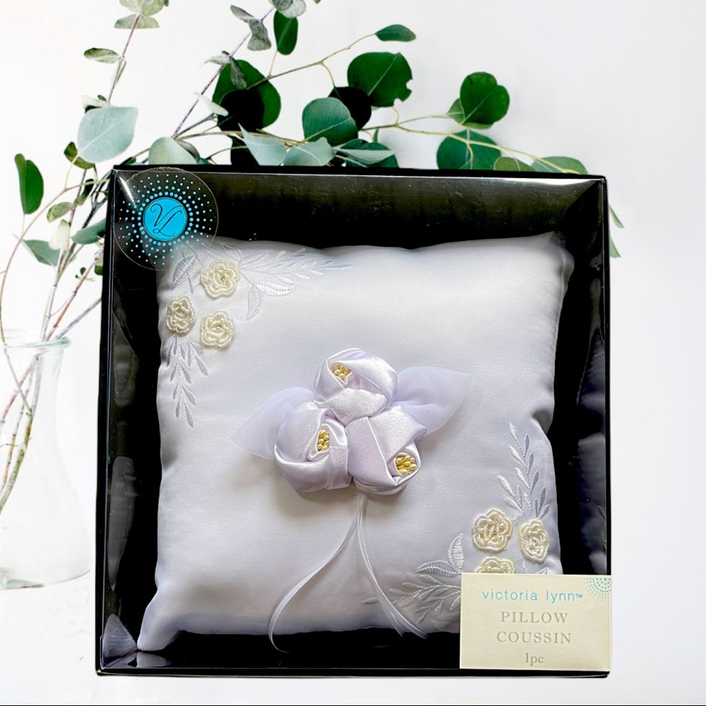 Victoria Lynn White Embroidered Flower Ring Bearers Square Pillow Wedding NEW
